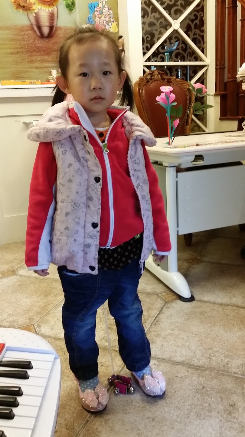 年幼的 Judy 站在家里的钢琴旁