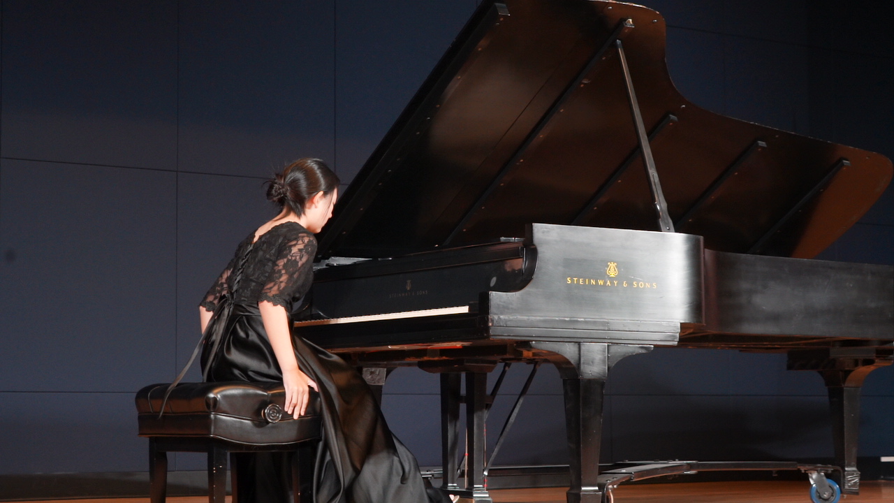 Judy 在 Yorba Linda 的正式舞台上演奏 Steinway 三角钢琴